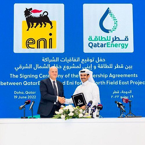 Claudio Descalzi, CEO von Eni, und Saad Sherida Al-Kaabi, Staatsminister für Energiefragen, Präsident und CEO von Qatar Energy bei der Vertragsunterzeichnung.