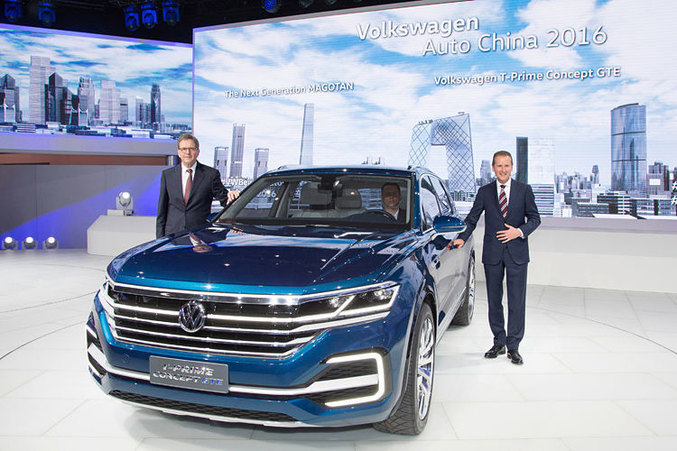 VW-Markenvorstand Dr. Herbert Diess (r.) und China-Vorstand Prof. Dr. Jochem Heizmann präsentieren den T-Prime Concept GTE. (Foto: VW)