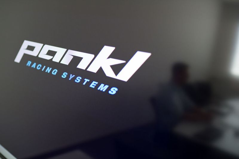 Die österreichische Pankl Racing Systems AG entwickelt, produziert und vertreibt Motor- und Antriebssysteme sowie Fahrwerksteile für den Rennsport, für Luxusautos und Hubschrauber. (Carl Zeiss AG)