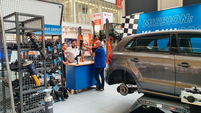 Ersatzteile, soweit das Auge reicht. Da muss man sich schon mal an einem Federbein festhalten. (Bild: Schreiner – »kfz-betrieb«)