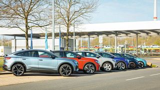 Elektromodelle verschiedener Volkswagen-Fabrikate vor dem Werk in Zwickau. (Bild: Hersteller)