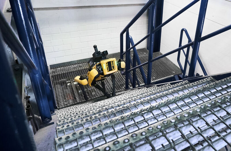 In einem einstündigen Kontrollgang durch die mehrstöckige Anlage bei Merck musste der mobile Roboter mehrere Industrietreppen überwinden. (Stefan Daub / Energy Robotics GmbH)
