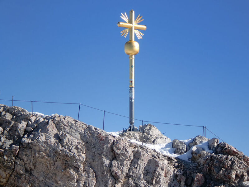 Das Wahrzeichen von Deutschlands höchstem Berg ist sein goldenes Gipfelkreuz. Knapp 400 Meter unterhalb des Gipfels befindet sich das Zugspitzplatt, zu dem die Zahnradbahn fährt. (Bild: Ormazabal)