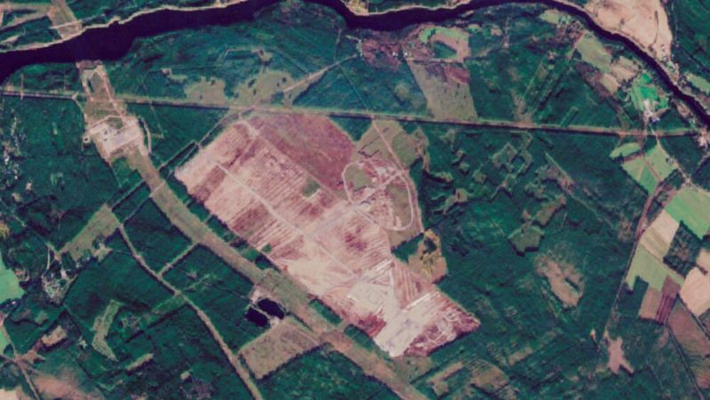 Die Rodungsfläche für den geplanten Google-Campus umgeben von Nadelwald bei Muhos, Finnland, am 1. Oktober 2026.(Bild:  Enthält modifizierte Copernicus-Sentinel-Daten, aufbereitet vom Finnischen Umweltinstitut Syke (1.10.2026), CC BY 4.0.)