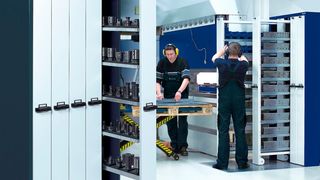 In vielen Branchen sind die Werkzeugschränke von Apfel in Ausstattungen mit speziellen Werkzeughaltern für Fräs-, Abkant- und Stanzwerkzeuge zu finden. (Bild: Apfel)