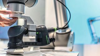 Durch den eingebauten Kraft-Momenten-Sensor agiert die E-Series-Modellreihe von UR hochsensibel – hier beim Polieren. (Universal Robots)