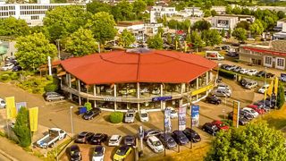 Für das Autohaus Weller in Bietigheim-Bissingen ist im hundertsten Jahr seines Bestehens vor allem die Mitarbeiterbindung eine großes Thema. (Bild: Autohaus Weller)