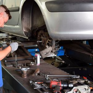 Aktuell beschäftigt Marcel Memmersheim zwei Gesellen und zwei Lehrlinge. Im Herbst soll ein weiterer Auszubildender hinzukommen.(Bild:  »kfz-betrieb«/ Schweitzer)