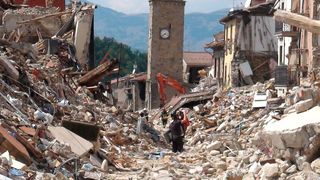 Das TRADR-Team steuerte die Roboter im Erdbebengebiet unter extremen Bedingungen teilweise ohne Sichtkontakt. (Fraunhofer IAIS)