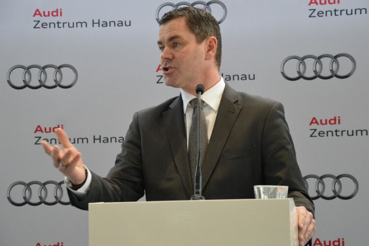Der neue Audi-Gesamtvertriebsleiter Mitte, Mike Mahr, stattete dem Audi-Zentrum Hanau bei der Eröffnungspressekonferenz einen Besuch ab. (Foto: Achter)