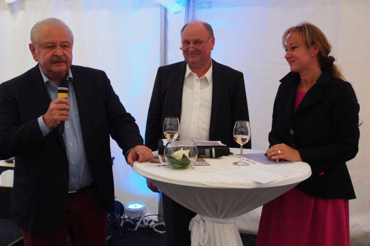 Einzelne Redner, wie hier Jürgen Karpinski, nutzten die Chance, um selbst ein paar Worte an die Gäste zu richten. Dabei blickte der ZDK-Präsident auch auf die lange Geschichte zwischen Verband und Schule zurück. (Richter)