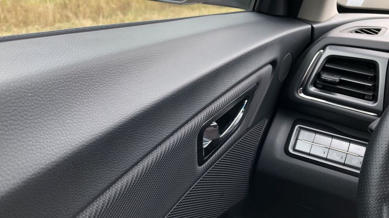 Allerdings finden sich auch in unserem Testwagen in Top-Ausstattung recht viele Kunststoffflächen. Der Tivoli ist eher Praktiker als Schönling.  (Bild: Wehner - Vogel Communications Group)