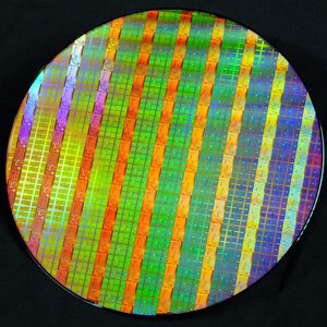 Ein 300-mm-Silizium-Testwafer gefertigt in 45-nm-Prozesstechnologie mit Speicherchips und Teststrukturen