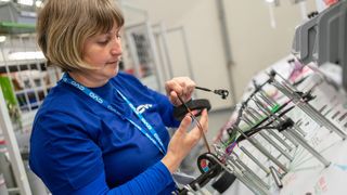 In Zusammenarbeit mit dem bisherigen Lieferanten hat Skoda einen Teil der Kabelbaumproduktion aus der Ukraine nach Mladá Boleslav verlegt. (Bild: Skoda)