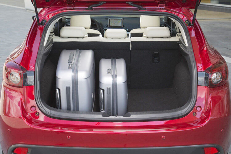 Große Klappe: Das Gepäckabteil fasst im Normalzustand 364 Liter. Bei umgeklappter Rücksitzlehne wächst das Ladevolumen auf 1.263 Liter. (Foto: Mazda)