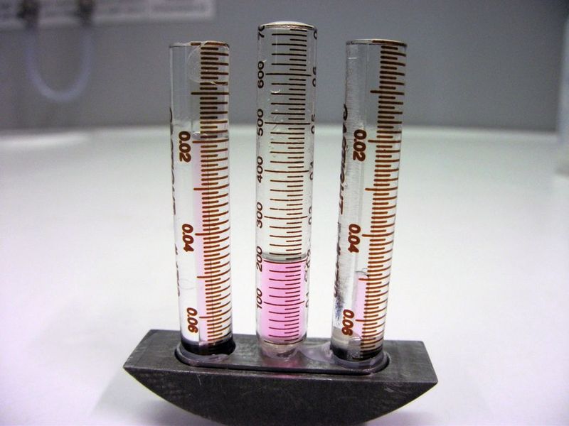 Bild 3: Ultraschallunterstützung erhöht die Aufnahme öl- und fettbasierter Kontaminationen in flüssigem CO2.  (Bild: Fraunhofer IPK)