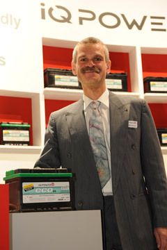 Steffen Tschirch von IQ Power mit der Eco Car Battery. (Archiv: Vogel Business Media)