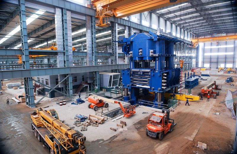 Montage der 500 MN-Gesenkschmiedepresse bei Nanshan, China, durch Siempelkamp. (Bild: Siempelkamp)