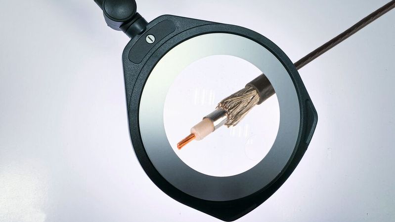 Innenleiter, Dielektrikum, Abschirmfolie, Litzengeflecht und Mantel – das Bild zeigt die Koaxialleitungsart RTK 031.(Bild:  Quaestum)