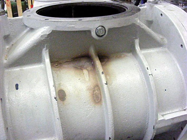 Bild 5: angelaufene Wälzkolbenpumpe durch ungekühlte Umschaltung auf Endvakuum. (Pfeiffer Vacuum)