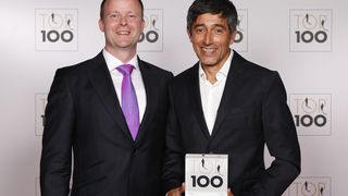 Raik Lüder, Geschäftsführer der Elring Klinger Kunststofftechnik GmbH hat den Preis "Top 100" von Moderator Ranga Yogeshwar erhalten. (Bild: Elring Klinger Kunststofftechnik)
