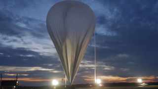 Der Ballon am Start. In der Gondel sind drei komplexe Fernerkundungsinstrumente, die einen breiten Teil des elektromagnetischen Spektrums abdecken (Foto: Hermann Oelhaf, KIT) Der Ballon am Start. In der Gondel sind drei komplexe Fernerkundungsinstrumente, die einen breiten Teil des elektromagnetischen Spektrums abdecken. (Bild: Hermann Oelhaf, KIT)