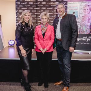 Die Lesenacht fand im Audi-Terminal des Autohauses Stiglmayr statt: Marketingleiterin Martina Staud (l.), Autorin Amelie Fried und Geschäftsführer Michael Stiglmayr.(Bild:  Michael Matthes)