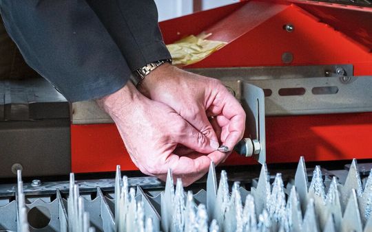 Le laser est capable d'évaluer lui-même la qualité de la découpe à l'aide de caméras et de microphones.(Source :  Roland Richter / EMPA)