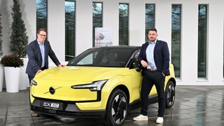 Axel Zurhausen (l.), Manager Online Sales, und Jeroen Kandybowicz, Manager B2B Performance bei Volvo Deutschland, setzen große Erwartungen in den neuen Volvo EX30. (Bild: Christian Bittmann)