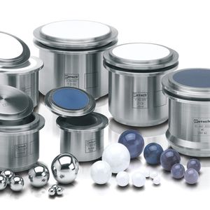 Abb. 1a: Mahlbecher und Mahlkugeln für eine Planeten-Kugelmühle PM 100 ...