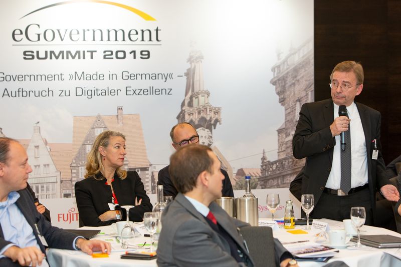 Prof. Dr. Wilfried Bernhardt, Staatssekretär a.D. und Honorarprofessor für Internetrecht an der Universität Leipzig im Gespräch mit den Teilnehmern (Gaby Ahnert – Eventfotograf)