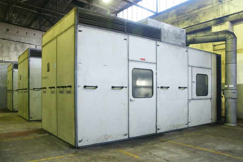 Bild 6: Drei eingehauste, drehzahlgeregelte Aerzener-Schraubenverdichter (Baujahr 1986) mit einer Gesamtleistung von 94 m³/min. (Bild: Aerzener)