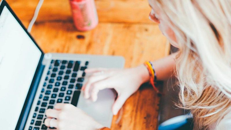 Viele Unternehmen stellen ihre Mitarbeiter online mit eigenen Profilen vor. Dies muss arbeitsrechtlich vereinbart sein, und die Profile müssen gelöscht werden, sobald der Mitarbeiter das Unternehmen verlässt.(Bild:  gemeinfrei /  Pixabay)