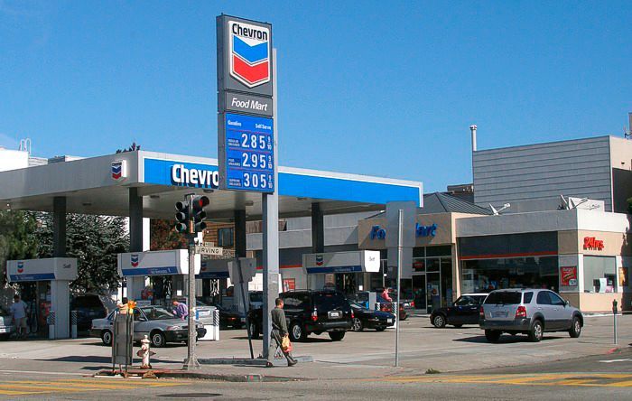 Platz 3: Chevron - 175 Milliarden Euro Marktwert (Bild: Chevrongasstation / Coolcaesar / CC BY-SA 3.0)