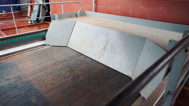 Mehr Arbeitssicherheit besteht für die Schiffscrew. Denn die Geröllräumplattform auf der Vox Amalia bei Van Oord schiebt Geröll und Schutt sicher über Bord.  (Van Oord)