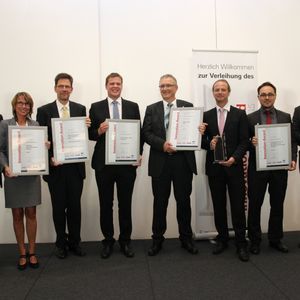 Die Gewinner und Short-List Kandidaten der Kategorie „Labor-/Analysentechnik“ (v.l.n.r.): Marc Platthaus, Anette Fey/Analyticon, Ralf Geerling/Spectro, Patrick Mohs/Bürkert, Dr. Joachim Koenen/Witec, Harald Fischer/Witec, Matthias Stier/Fraunhofer und Gerd Kielburger.(Bild: Schäffner/PROCESS)