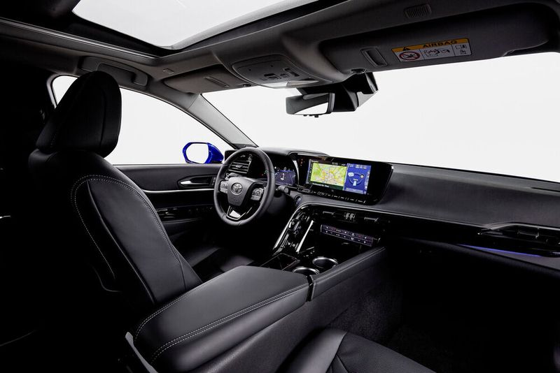Fahrer und Beifahrer haben ordentlich Platz, das Cockpit ist übersichtlich. (Bild: Toyota)