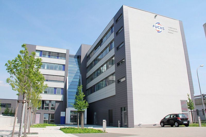 Platz 16: Fuchs Petrolub mit 2,572 Milliarden Euro Jahresumsatz im Geschäftsjahr 2019 (Firmenzentrale in Mannheim / Nikofu / CC BY-SA 3.0)