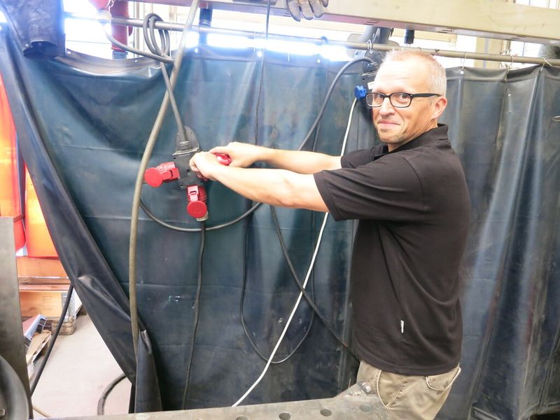 Sobald Lorenz den Stecker eingesteckt hat, ist das Gerät betriebsbereit. (Bild: Finus)