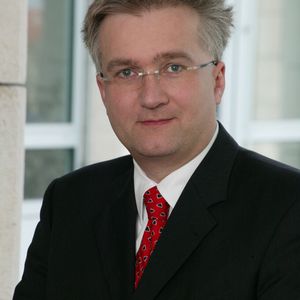 Michael Stiller, Wissenschaftlicher Mitarbeiter Industrial Communication: „Verteilte Steuerungskonzepte, die auch eine cloudbasierte Steuerung von Produktionsanlagen ermöglichen, sind essentiell, um die mit dem Stichwort Industrie 4.0 verknüpften Vorteile ausschöpfen zu können.“