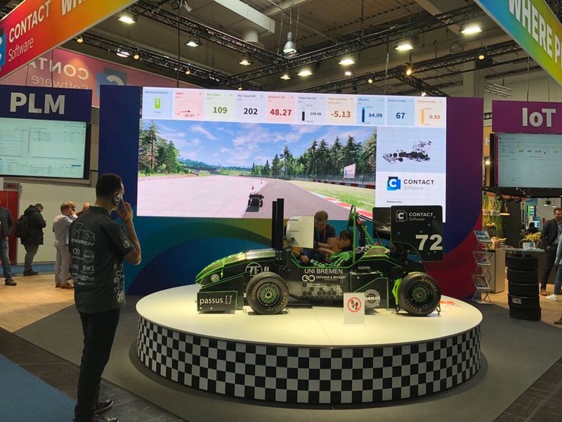 Contact Software machte den Nutzen der Digitalisierung mit seiner Low-Code-Plattform Elements konkret erfahrbar: durch einen elektrischen Formel-Rennwagen, seinen Digitalen Zwilling und eine Rennstrecken-Simulation. (Bild: M. Zwettler - konstruktionspraxis)