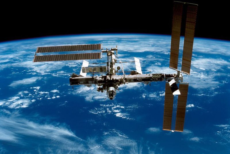 Ein Supercomputer für die ISS – Das IT-Unternehmen HPE schickt einen Supercomputer auf die ISS. Das Projekt soll untersuchen, was ein Computer leisten muss, um den rauen Bedingungen des Weltalls standzuhalten. Bisher greift die ISS für komplizierte Berechnungen auf die Rechenleistung der Erde zurück – für längere Weltraummissionen wie einer Reise zum Mars müsste ein Raumschiff die rechenleistung jedoch selbst erbringen können. Ziel ist, dass das System für ein Jahr in den rauen Bedingungen des Weltalls funktioniert. Das entspricht in etwa der Reisedauer zum Mars. (gemeinfrei)