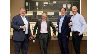 Projektpartner für eines der nachhaltigsten Sudhäuser weltweit (v.l.n.r.): (von links): Holger Wunsch (Leiter Vertrieb DACH & Osteuropa Ziemann Holvrieka), Guido Christiani (Geschäftsführer König-Brauerei), Florian Schneider (Geschäftsführer Vertrieb & Marketing Ziemann Holvrieka), Dr. Matthias Baldus (Leiter Bierherstellung und Energie König-Brauerei). Im Hintergrund ist eine historische Ziemann-Schalttafel aus der König-Brauerei zu sehen. (Bild: Bitburger Braugruppe)