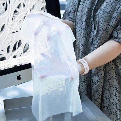 Von Sumatrix hergestellte bakterielle Zellulosefolie (Bild: Sumatrix)