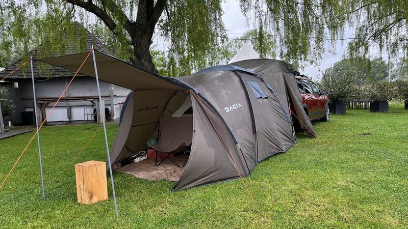 Zudem gibt es ein Außenzelt, das an der Rückseite des Jogger befestigt werden kann.  (Bild: Simon – VCG)