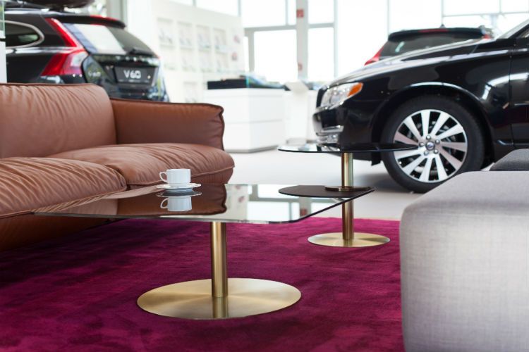 Die  Volvo-Händler haben in der Living-Room-Area mehrere Gestaltungsmöglichkeiten. Sie können zwischen verschiedenen Teppiche und Sofas wählen. Im Bild ist die Kundenwartezone des Autohauses Lauff in Geldern. (Foto: Volvo)
