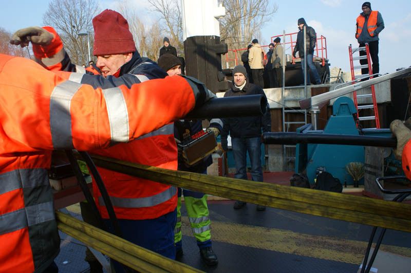 Damit alles passt, werden an der Führung noch ein paar Einstellungen vorgenommen. Das Einfädeln funktioniert mit Hilfe eines Stücks Leerrohr, das der eigentlichen Führung einen Schnabel verleiht.  (Archiv: Vogel Business Media)