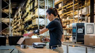 Zebra-warehouse-photography-website-packing-wt6300-rs6000-zt411-16x9.jpg (Zetes GmbH)