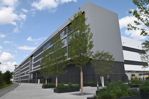 Das High Energy Photonics (HEP) Center von Siemens Healthineers in Forchheim bündelt die Fertigung, Forschung & Entwicklung sowie Logistik von Röntgenröhren und Generatoren. (Bild: Stefanie Michel)