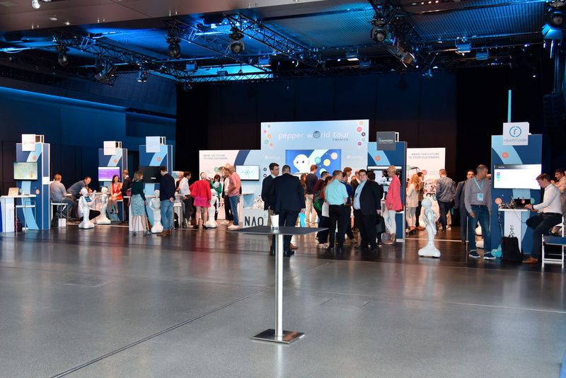 Pepper auf Welttournee: In München präsentierte SoftBank einige der praktischen Anwendungsfälle, in denen Pepper im deutschsprachigen Raum bereits aktiv Anwendung findet. Dazu zählen neben Ausbuildung und Forschung das Bankwesen, der Einzelhandel, der private öffentliche Nahverkehr und auch der Pflegesektor. (Sebastian Gerstl)